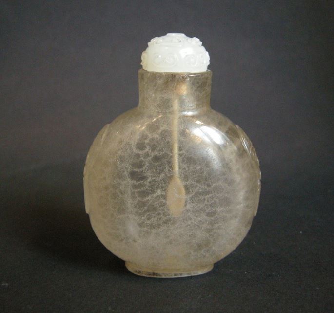 Snuff bottle in Rock Crystal cracked ice manner - Carved with mask and ring handles | MasterArt